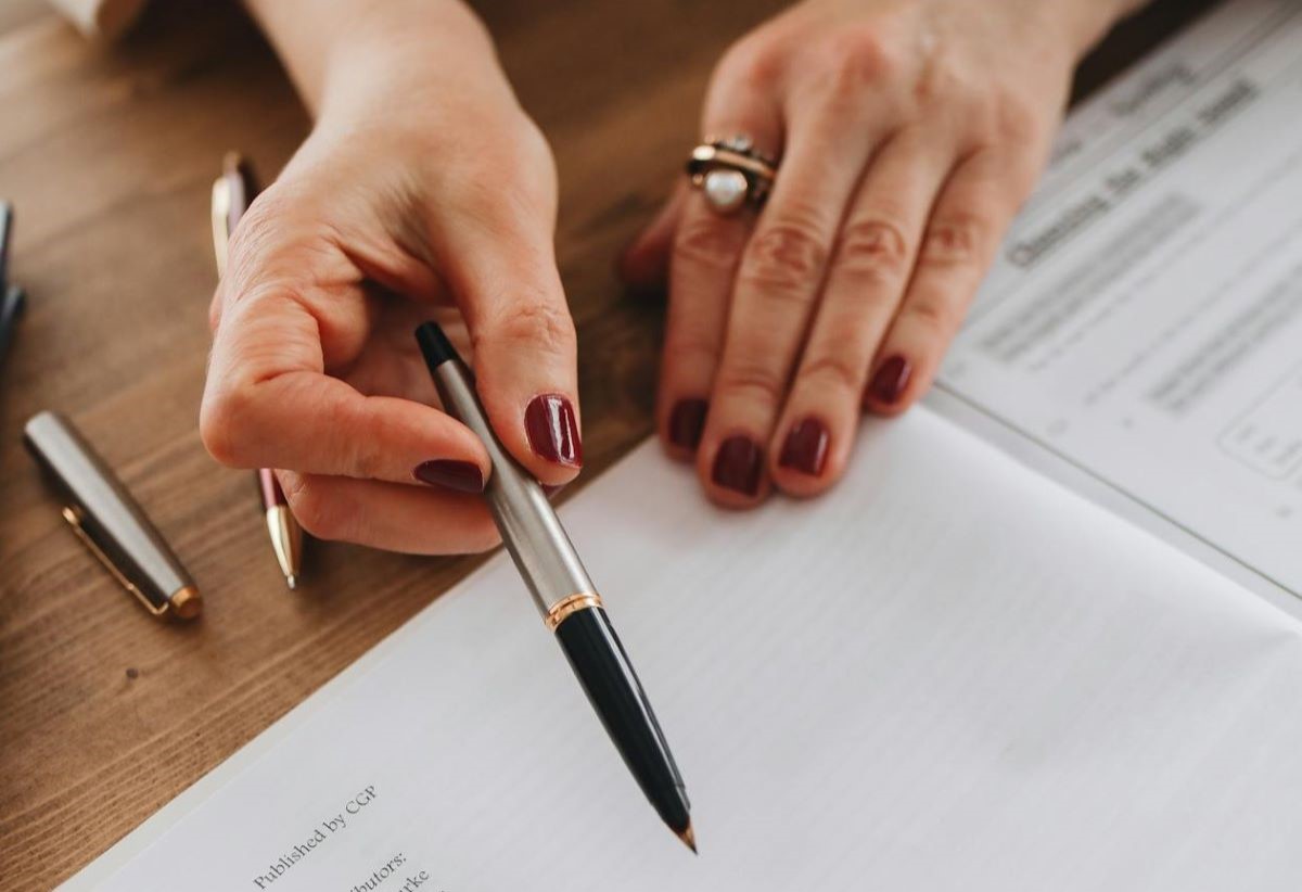 Расшифровала диагноз сотрудника по коду в больничном листе и рассказала коллегам: чем закончилась история?