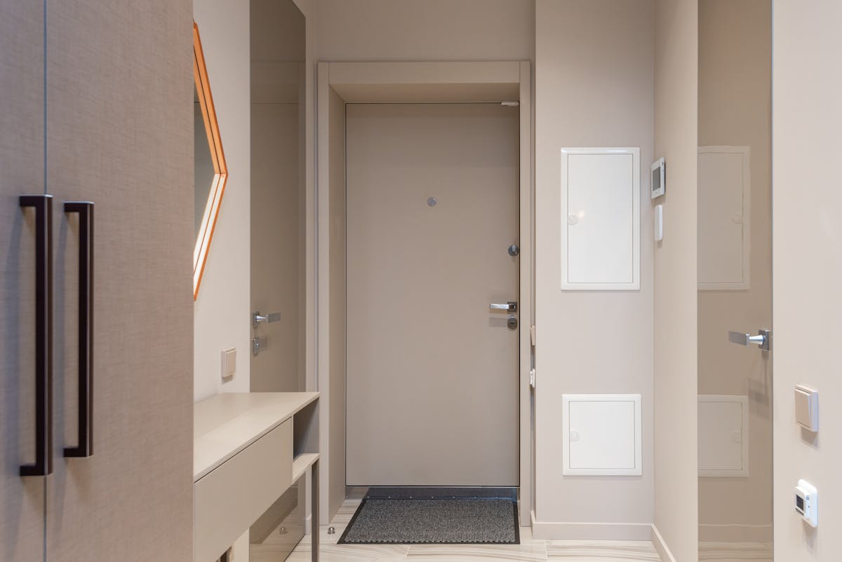 О наличии счастья в доме можно судить прямо по входу: именно эти предметы притягивают несчастья