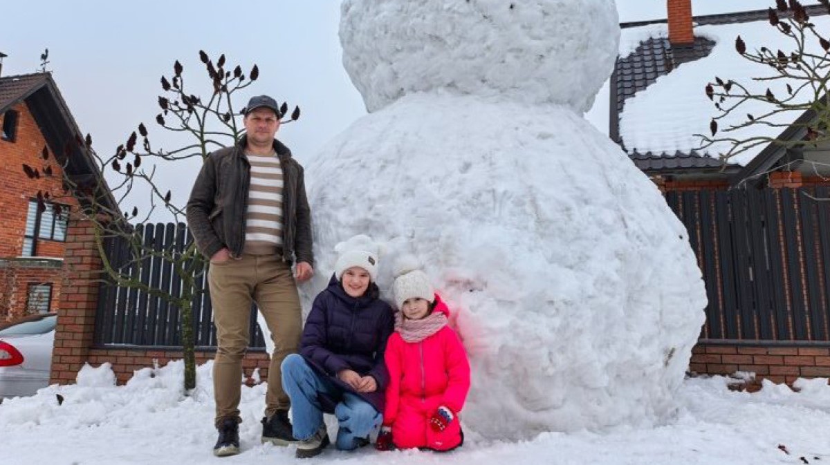 Лепили до 4 часов утра. Гигантский снеговик появился на Столинщине
