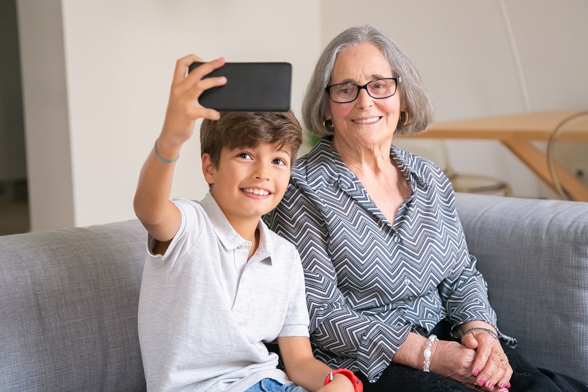 Бабушка попросила денег за присмотр за внуками. Реакция невестки шокировала сеть