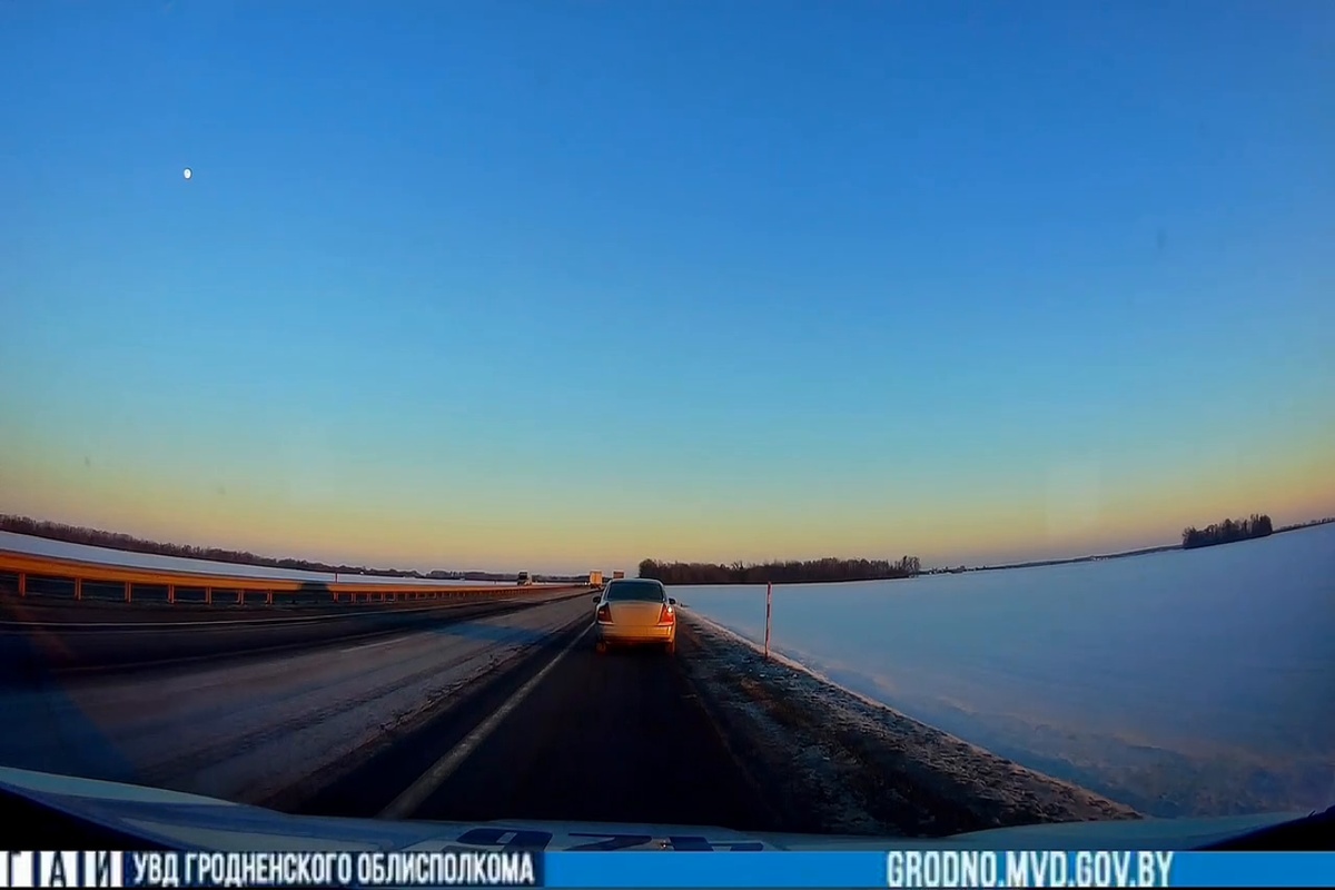 На трассе М-6 инспекторы ГАИ пришли на помощь женщине водителю с детьми