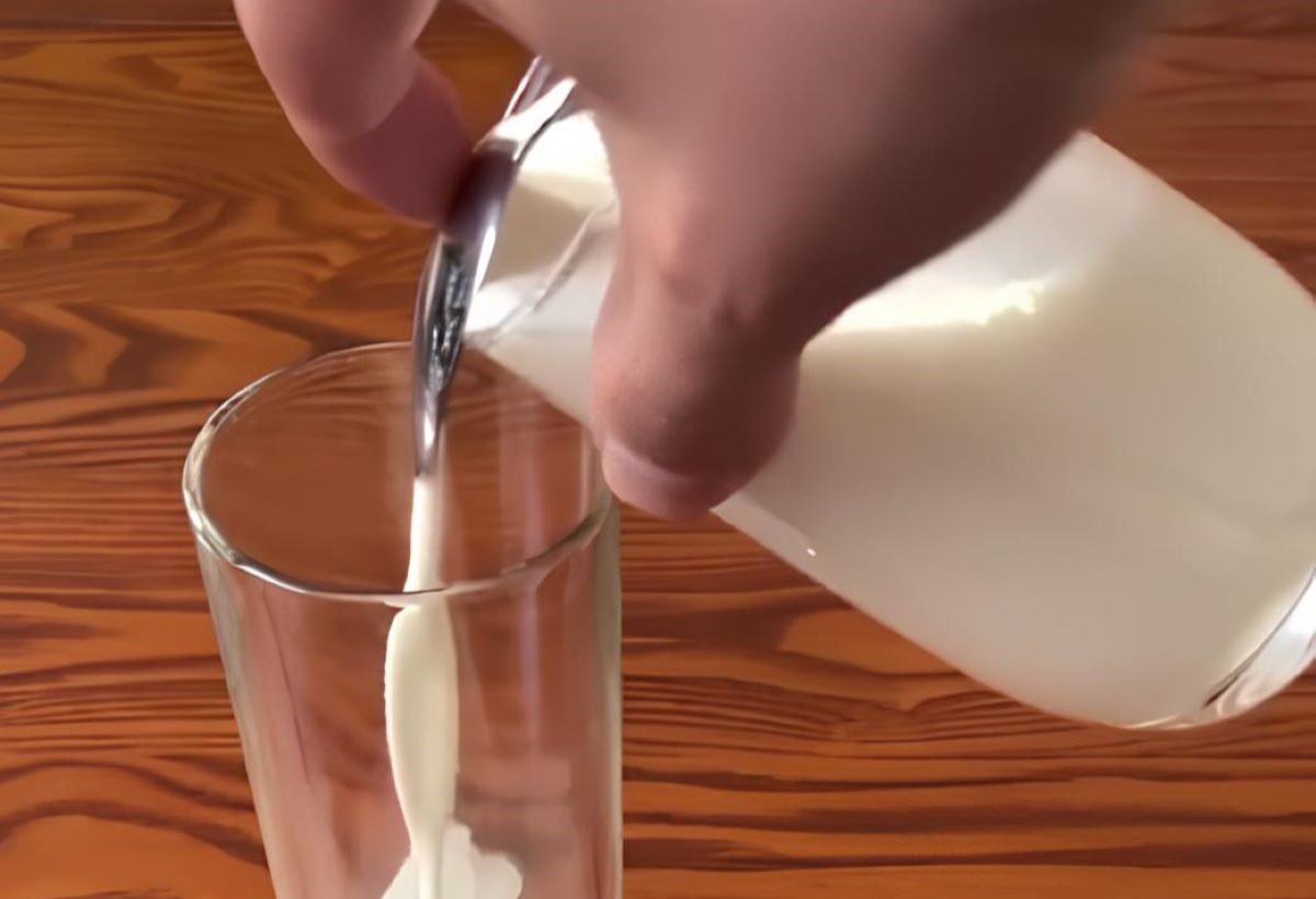 Как перелить жидкость из полного стакана, не пролив ни капли: хитрость с ложкой