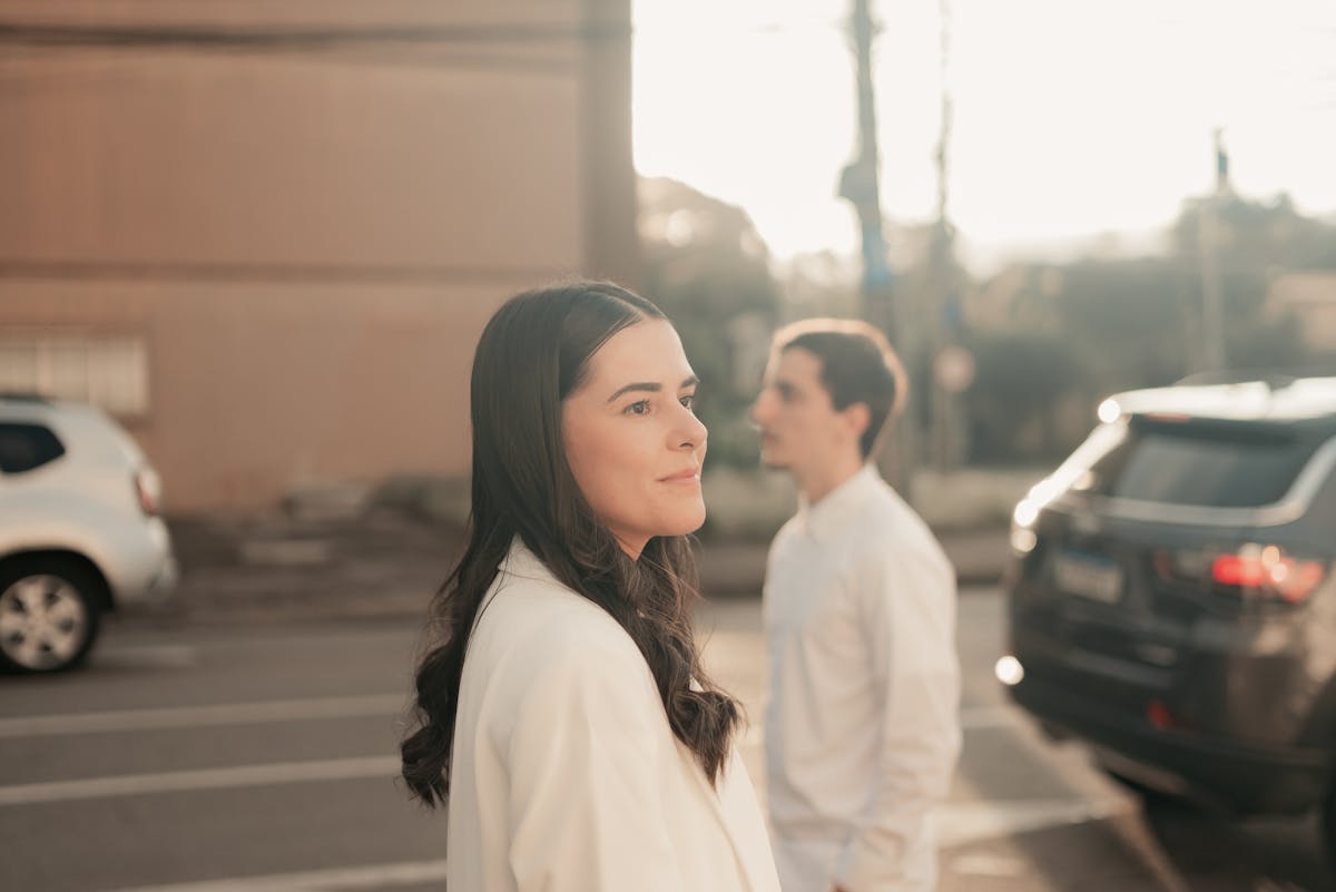 Богатые родители моей девушки унижали меня из-за скромного авто и простой одежды. Поэтому я достал телефон — и их лица изменились 