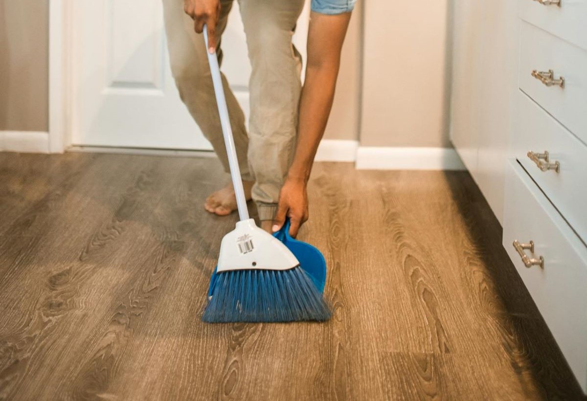 Большинство людей никогда не чистят щётку – а следовало бы