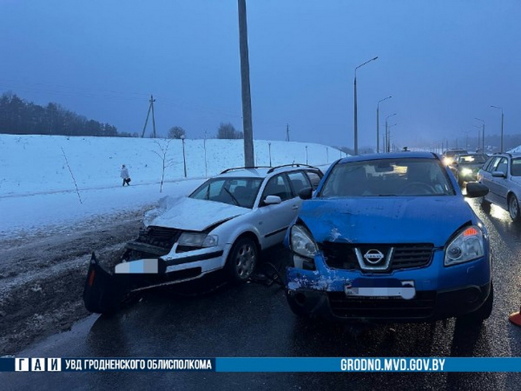 В Гродно на объездном кольце столкнулись четыре автомобиля — есть пострадавший