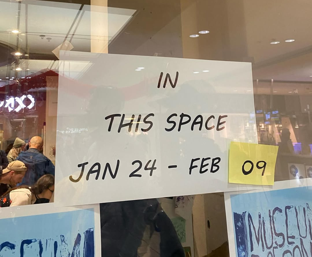 Парню разбили сердце. Он превратил это в музей — очередь растянулась на улицу