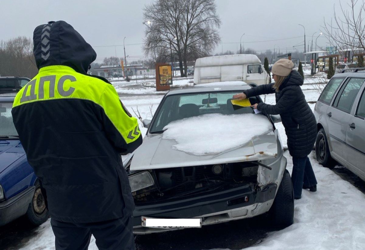 Брошенные авто во дворах Бреста получили желтые метки — что грозит владельцам 