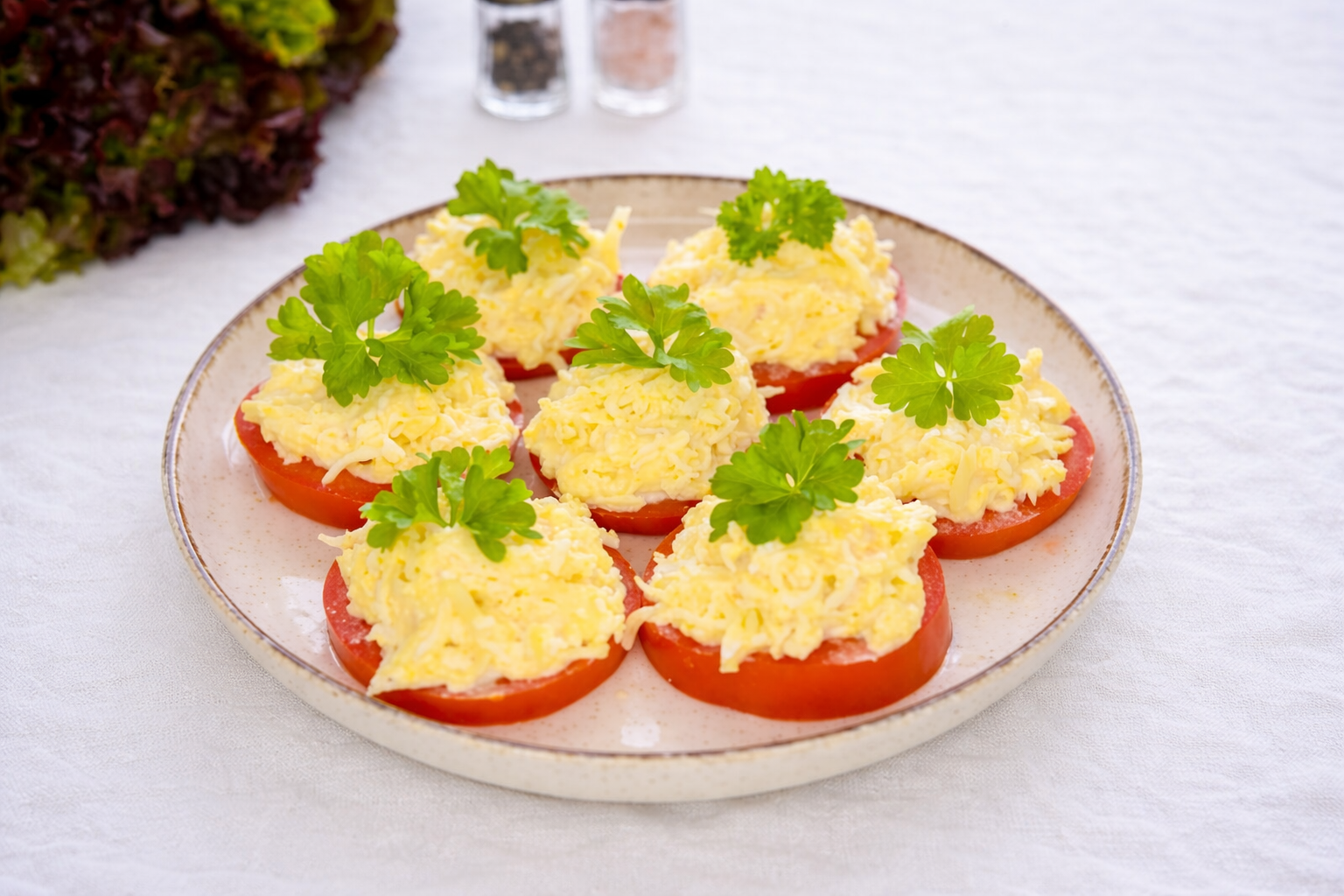 Быстро, просто и очень вкусно: помидоры под шубой к праздничному столу