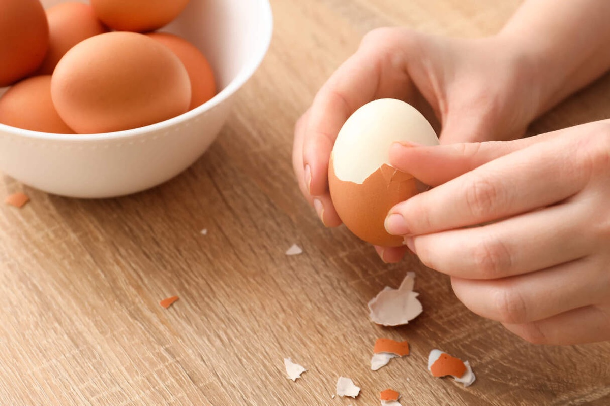 Секрет идеальных варёных яиц: повар рассказала, как их правильно охлаждать