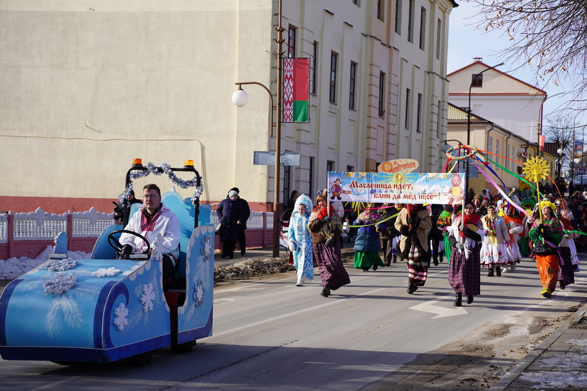 В Слониме отпраздновали Масленицу: шествие, блины и огненное прощание с зимой