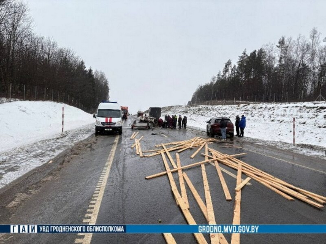 Под Зельвой произошло лобовое столкновение легковушки и грузовика