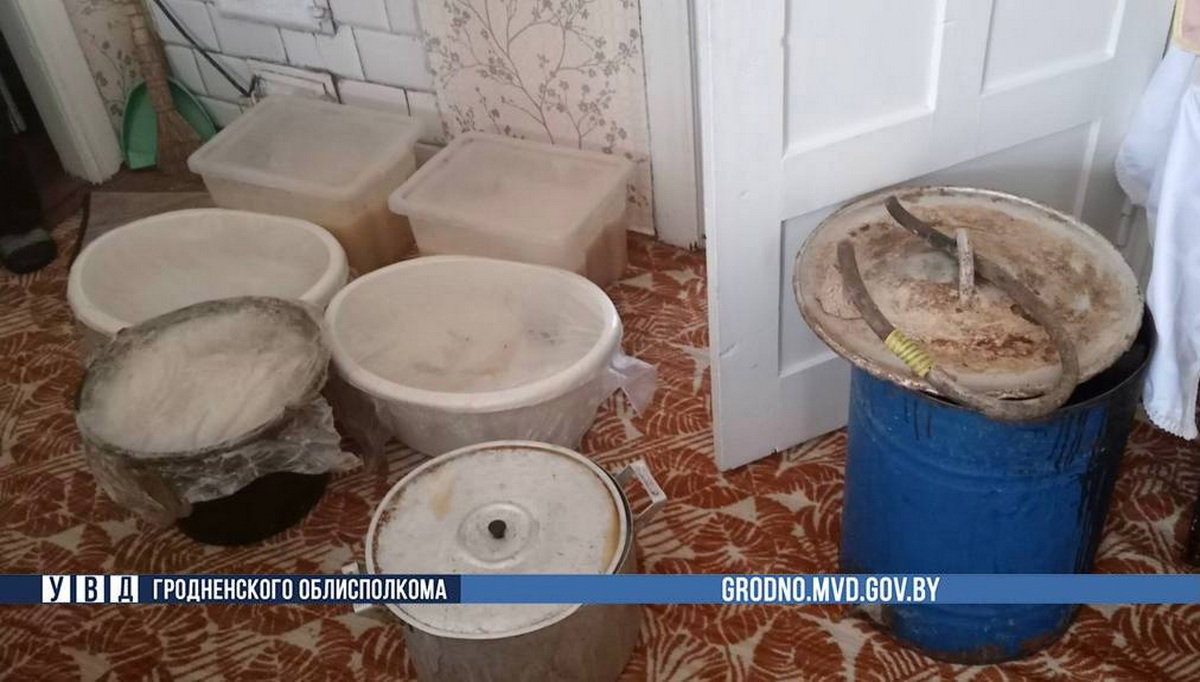 Житель Мостовского района спрятал самогонный аппарат и бочку под кроватью, но схитрить не удалось