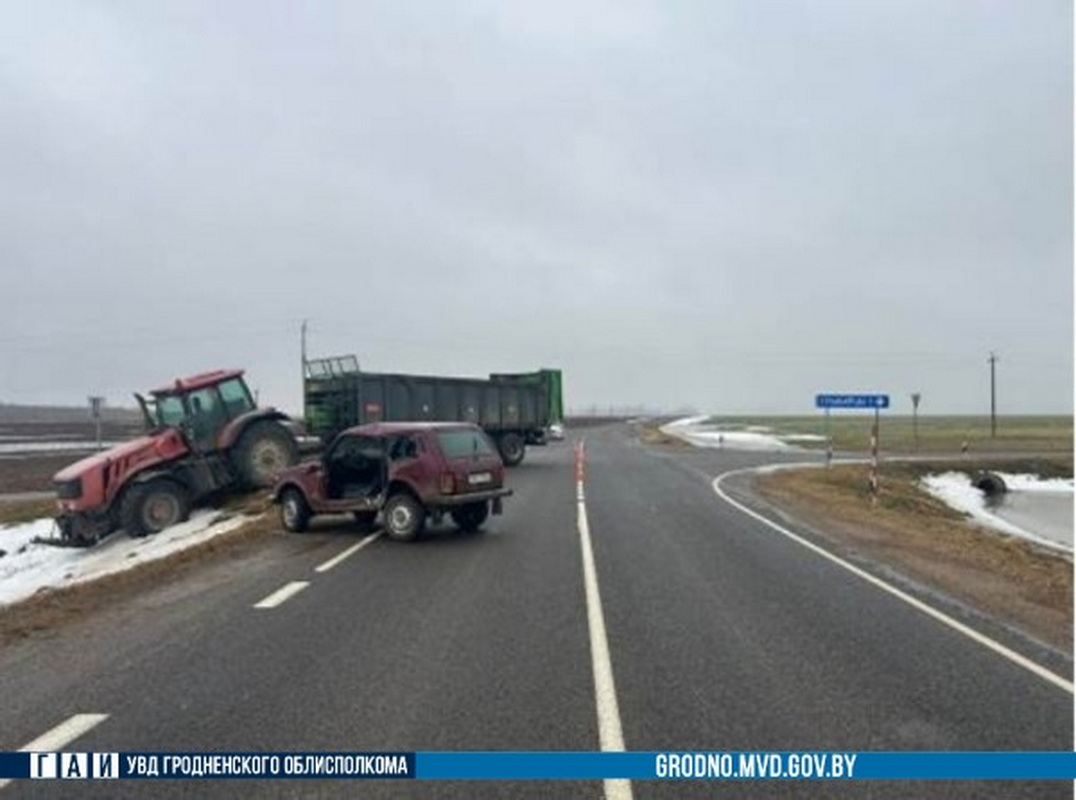 На трассе Р-100 произошла серьёзная авария: трактор не уступил дорогу легковушке