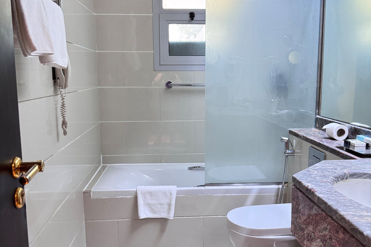 Больше никакой плесени: простое средство сохранит белизну швов между плиткой