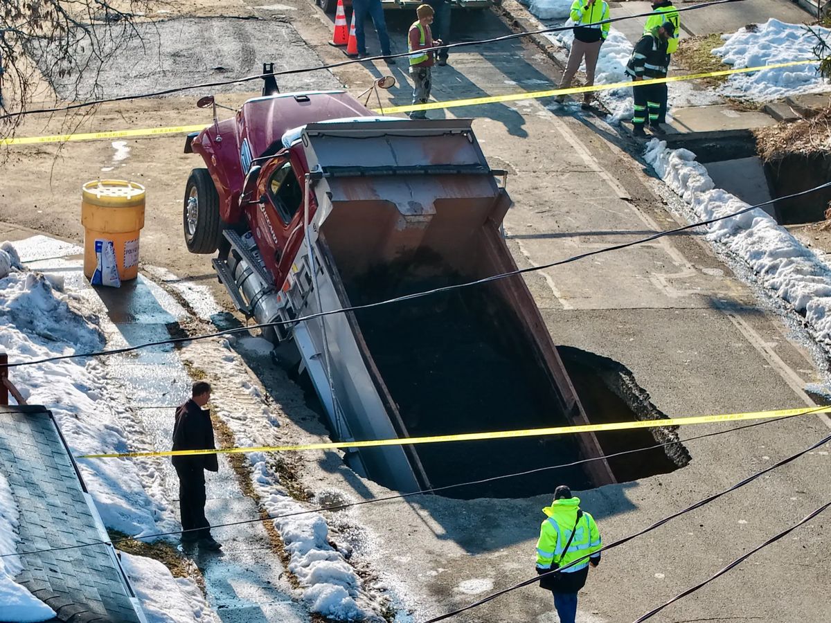 Грузовик провалился под асфальт/ Фото: Рич Ролен / The Morning Call