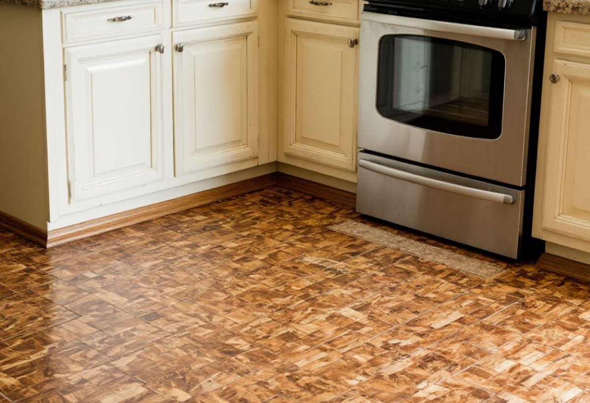 Как заделать дырку в линолеуме или обоях так, что никто не заметит