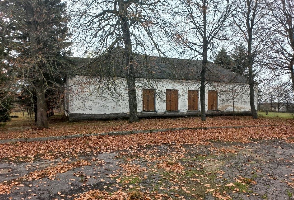 В Слонимском районе с молотка ушла бывшая школа в агрогородке Острово. За сколько купили?