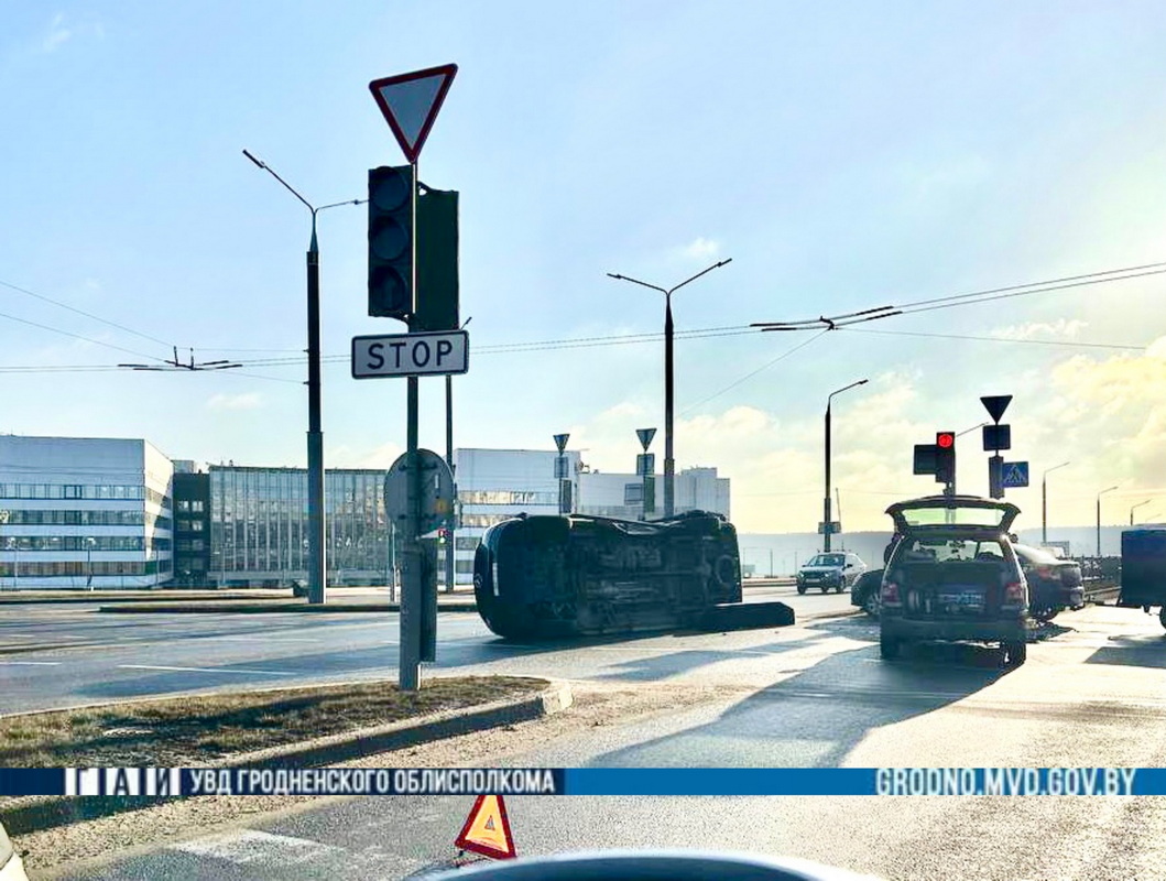 В Гродно во время ДТП из катафалка выпал гроб