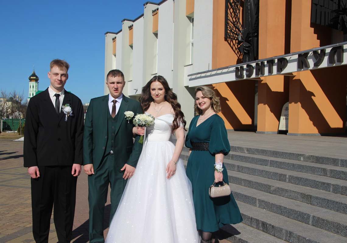 Девять лет вместе: Вероника и Дмитрий сыграли свадьбу накануне 8 Марта