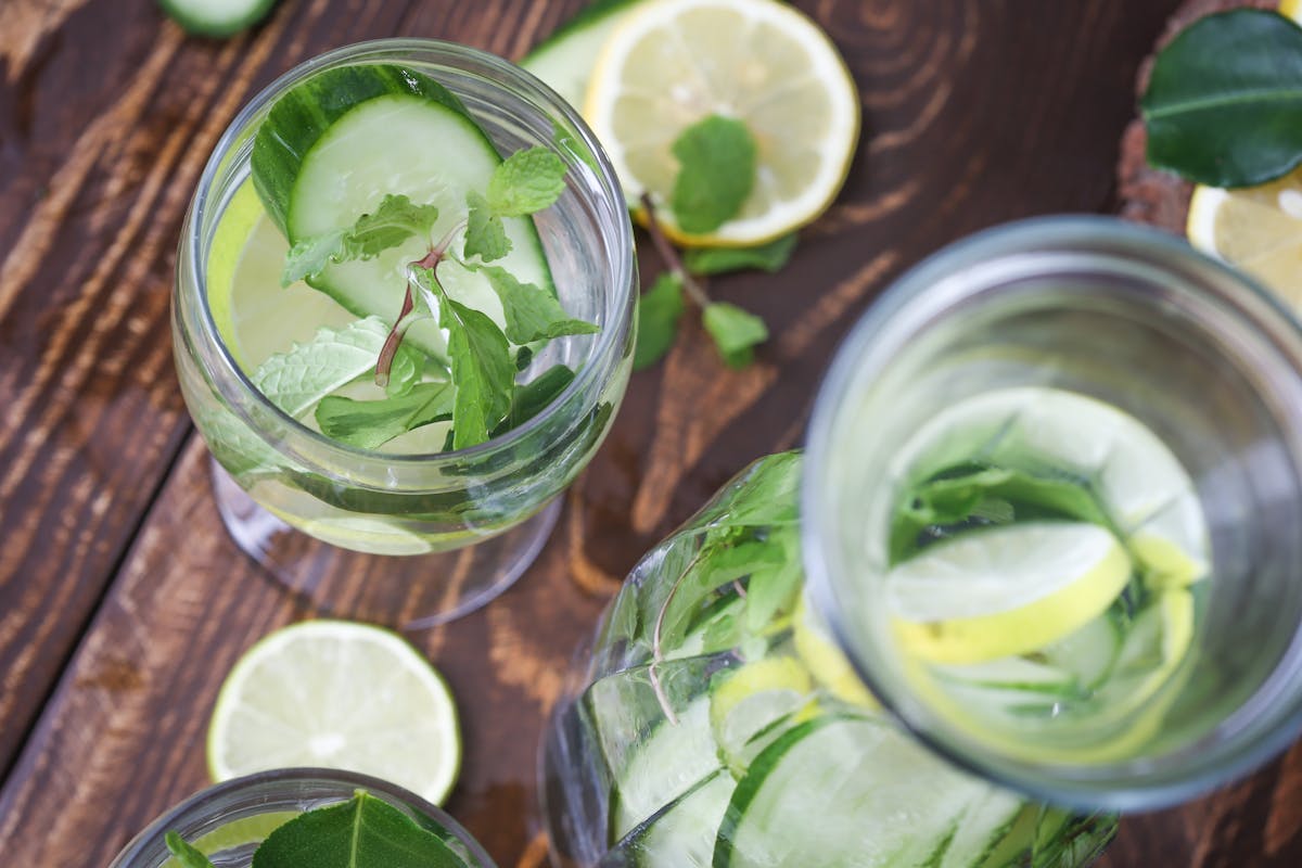 Пьете мало воды? Вот 5 простых способов, как сделать воду вкуснее 