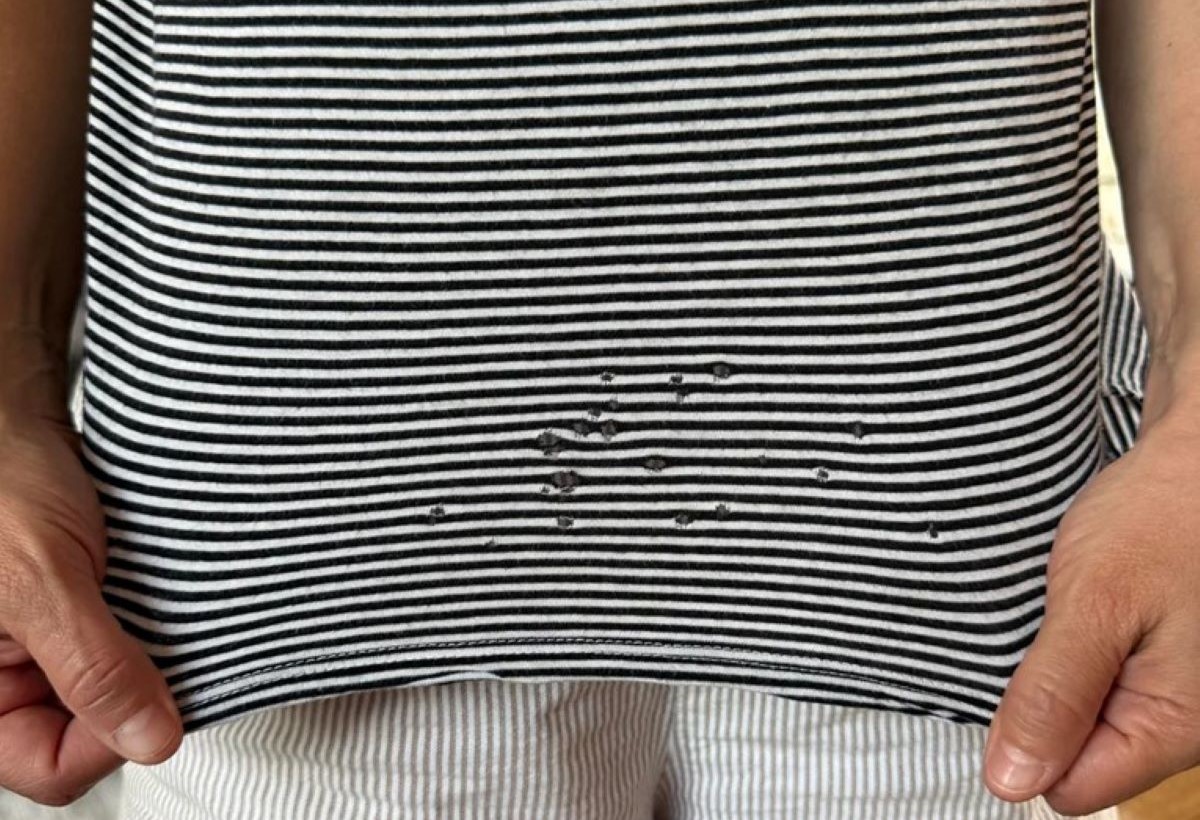 Люди выяснили причину появления загадочных дыр на футболках