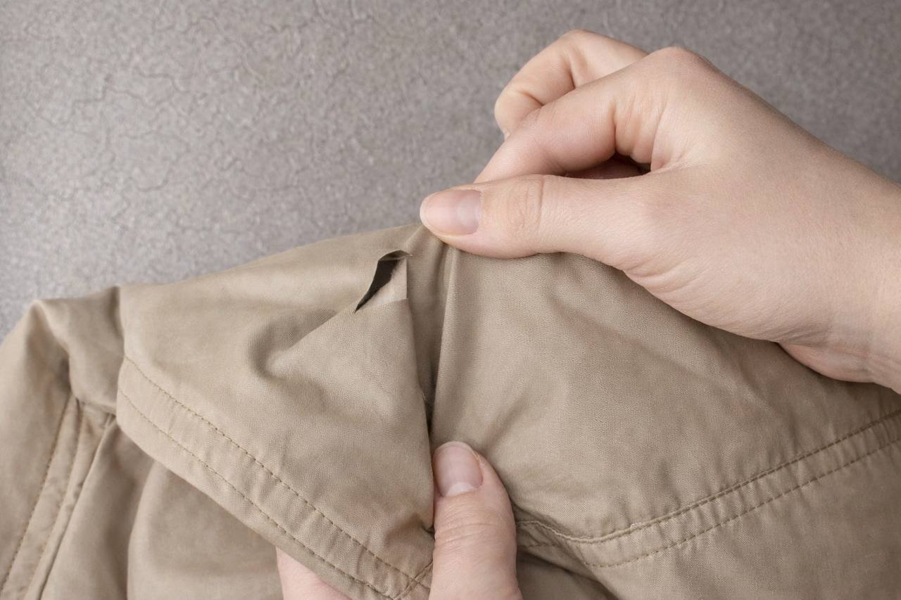 Как заклеить дырку на куртке при помощи яйца: экспресс-способ