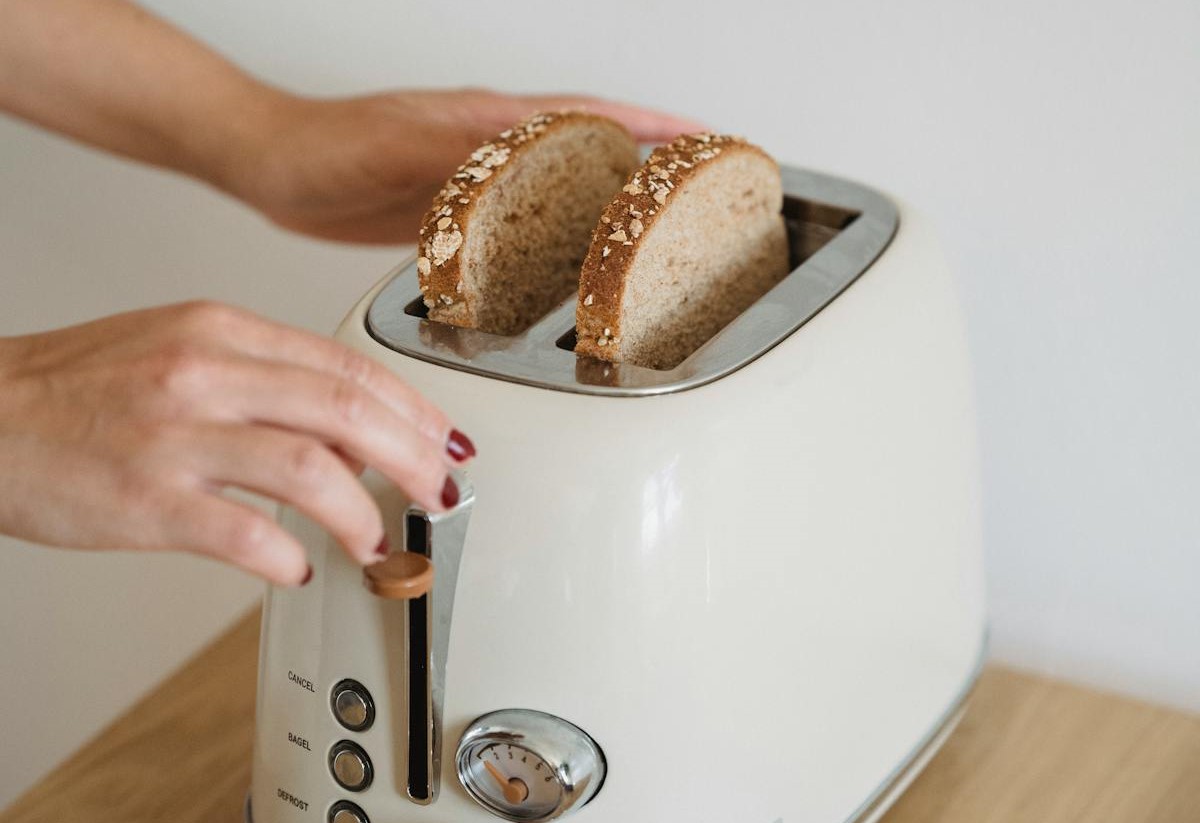 Пригоревшие крошки в тостере? Быстро отчистим благодаря этому трюку