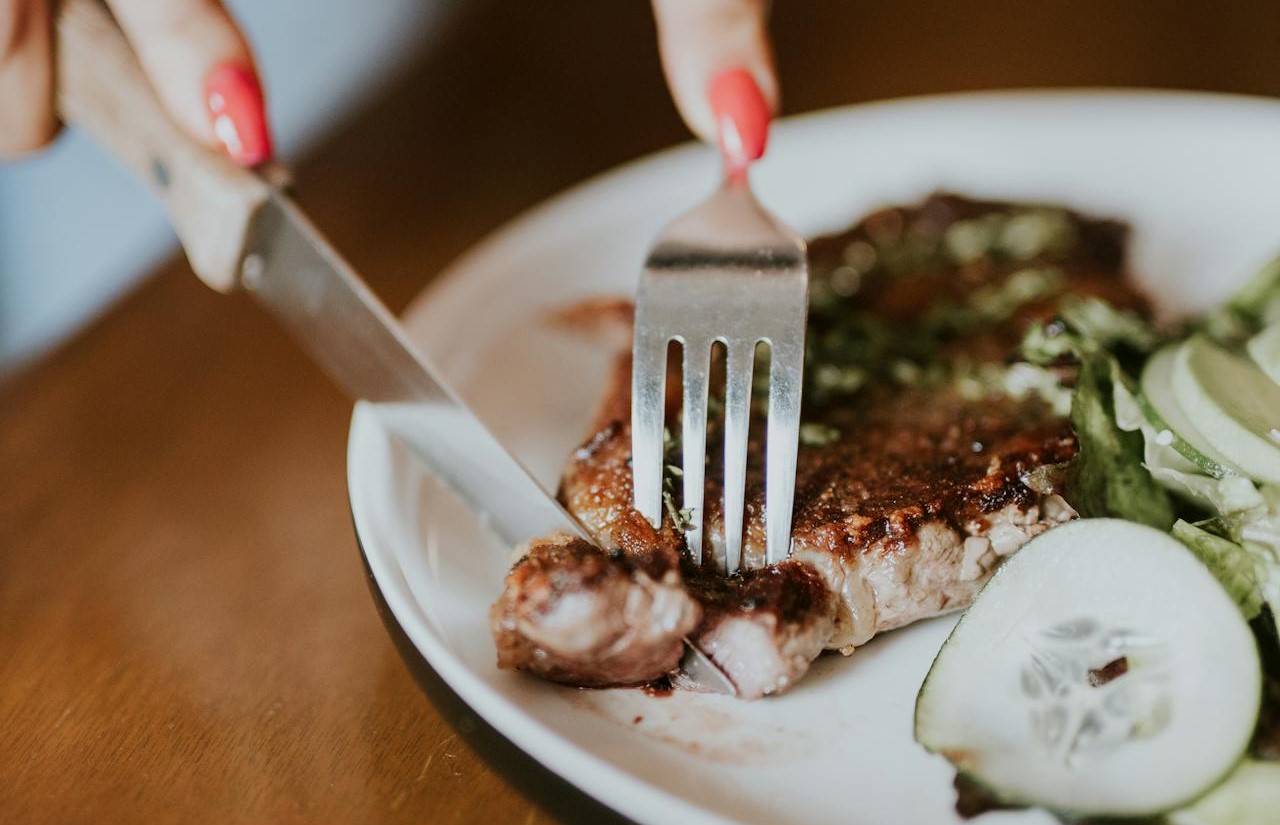 Запрещено есть перед сном: какие продукты могут испортить ваш сон