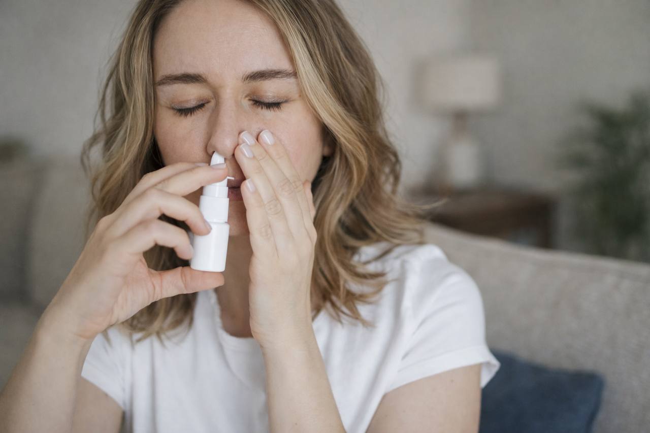Многие применяют неправильно: как использовать назальный спрей, объяснил врач 