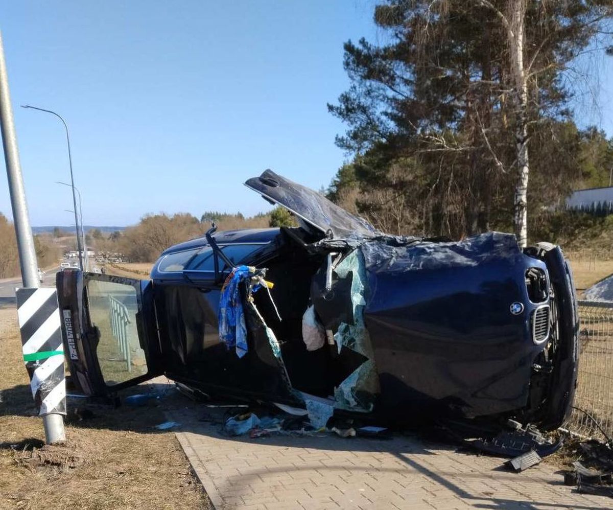 Спасатели извлекли водителя из разбитого авто после ДТП в Слониме