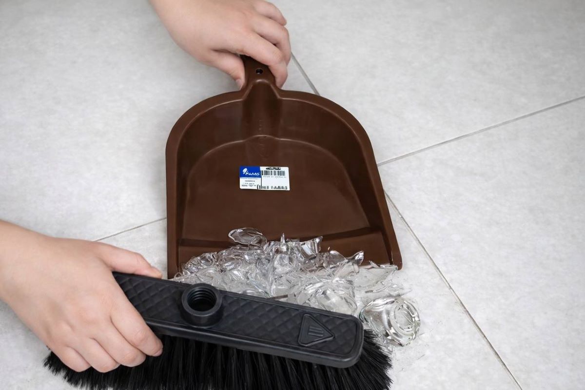 Разбитое стекло собирайте только так: простая хитрость с пакетом