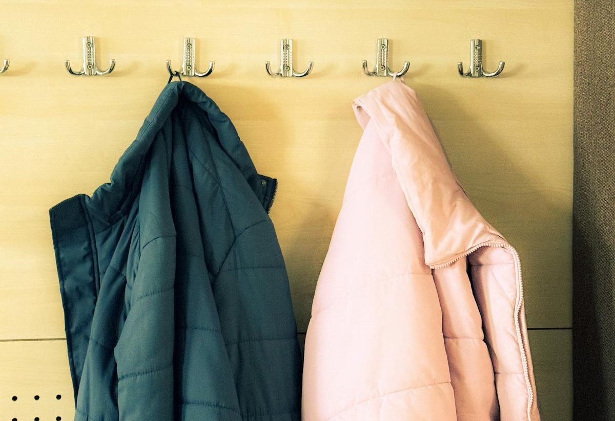 Как убрать запах пота с куртки или пальто без стирки