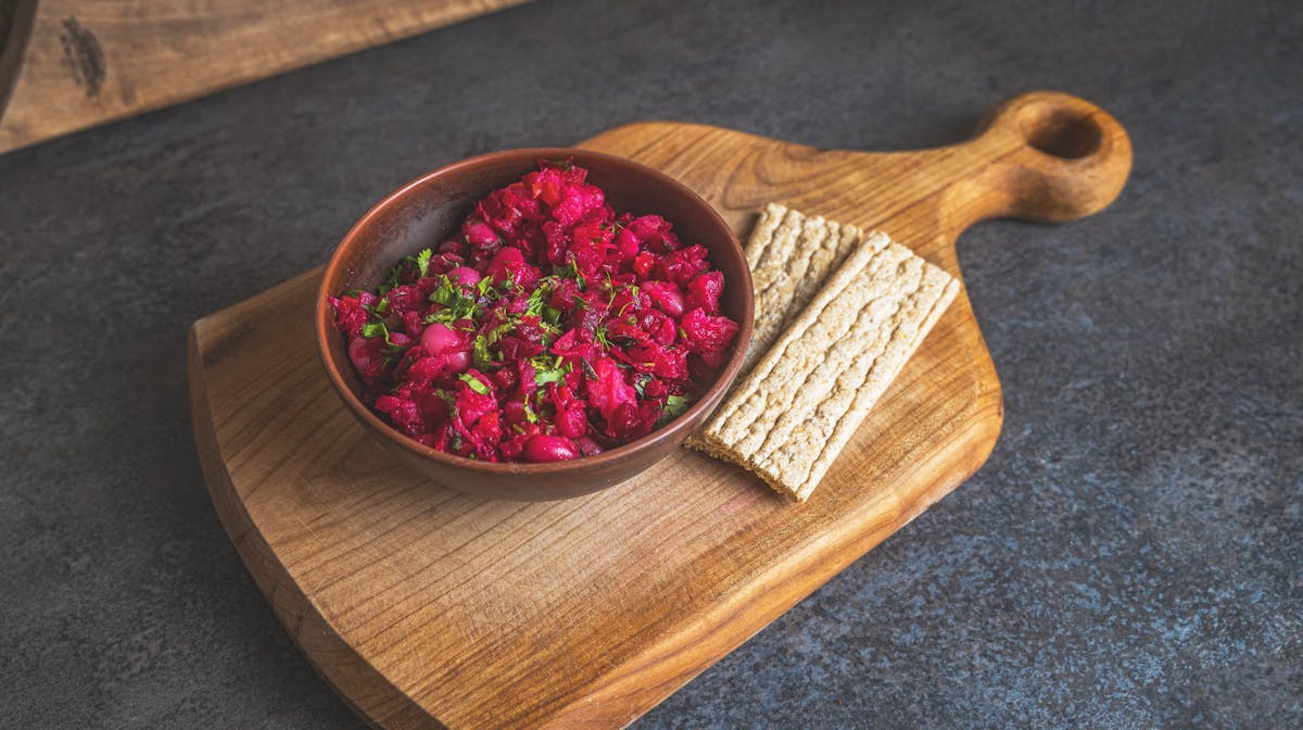 Этот салат едят даже те, кто ненавидит свёклу! Секрет в соусе, который меняет всё