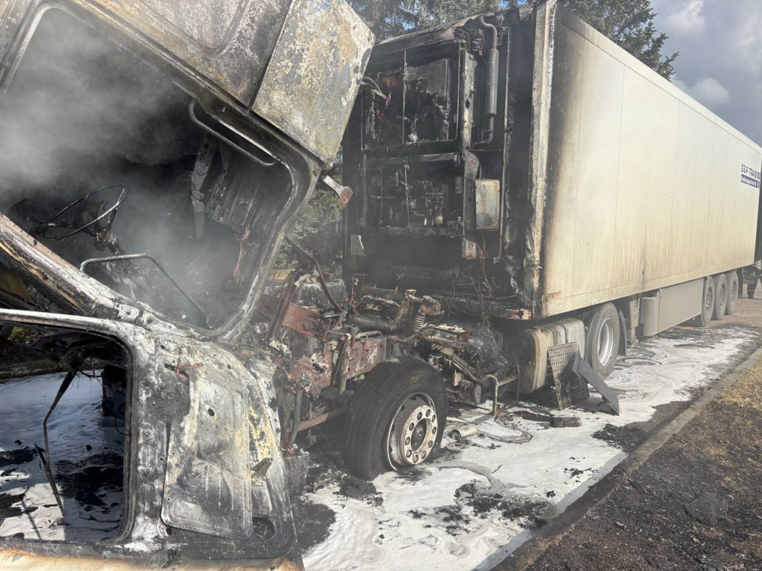 В Щучинском районе горела фура: пожар вспыхнул в салоне