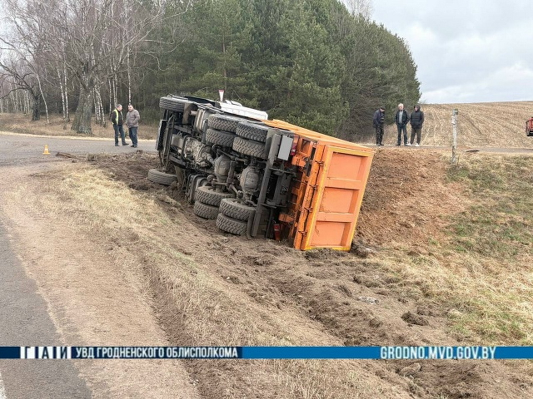В Мостовском районе грузовик с песком съехал в кювет и перевернулся
