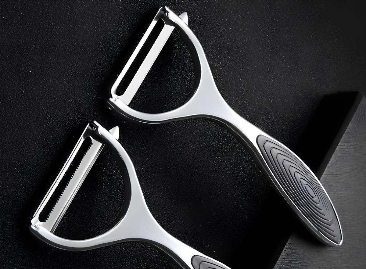 Мало кто знает, для чего на самом деле нужен этот выступ на овощечистке