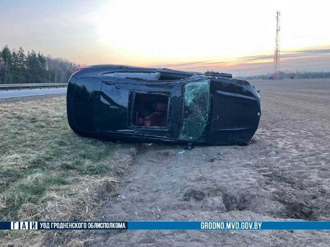 В Щучинском районе водитель «БМВ» не справился с управлением, врезался в бетонное ограждение и перевернулся
