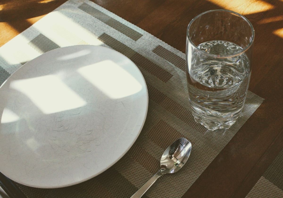 Следует ли пить воду во время еды? Ответ гастроэнтерологов