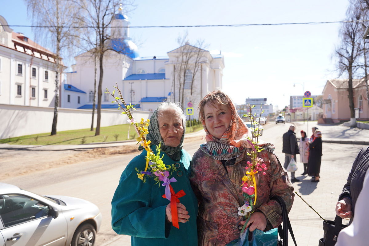 Верба, паломники и ощущение, что время остановилось: репортаж из Жировичей