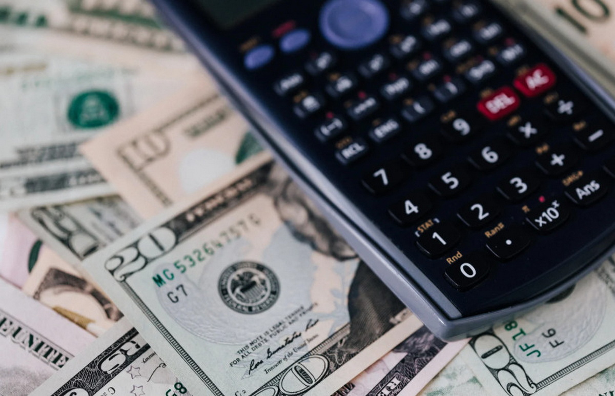 Сколько стоит доллар и евро сегодня — курсы Нацбанка на 6 апреля