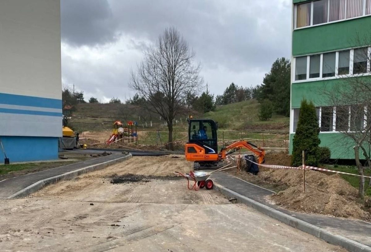 В Жировичах ремонтируют улицу Молодежную. Фото: "Пул Слонимский"