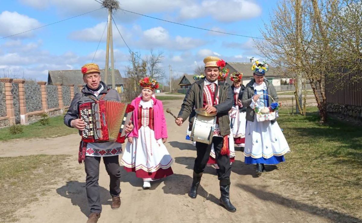 «Ішлі, прыйшлі валачобнікі»: у Слонімскім раёне адзначылі Вялікдзень народнымі абрадамі
