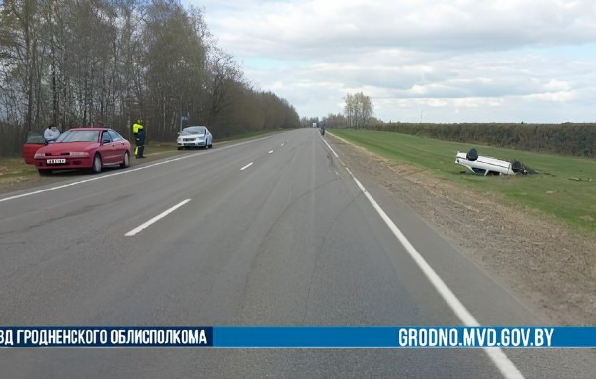 Отвлеклась на ребёнка — и оказалась в кювете: в Слонимском районе ДТП с госпитализацией