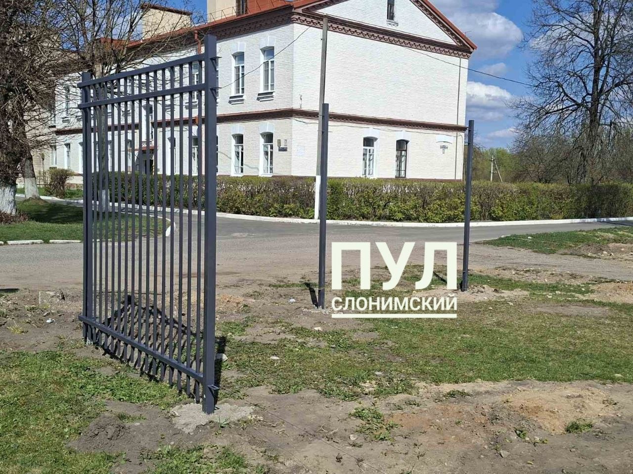 Фотофакт. На стадионе «Динамо» в Слониме устанавливают новое ограждение