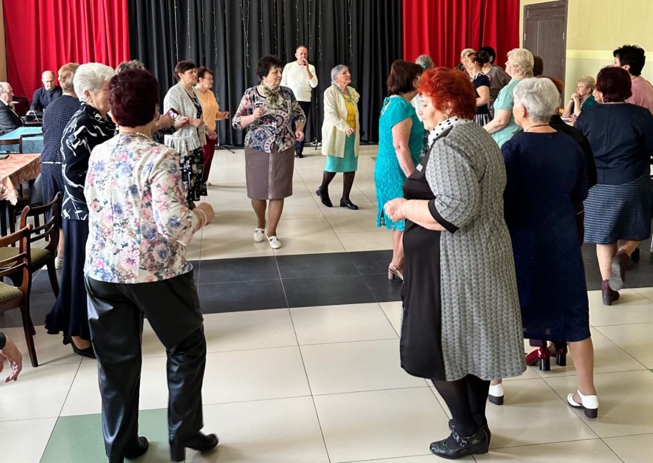 Смехопанорама "Апрель – веселья капель!»: клуб «Надежда» в Слониме подарил позитив и хорошее настроение