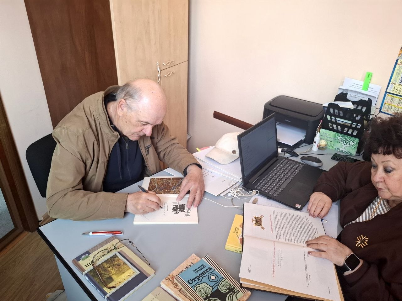 Пісьменнік Уладзімір Ягоўдзік завітаў у Слонімскі краязнаўчы музей і падараваў свае кнігі