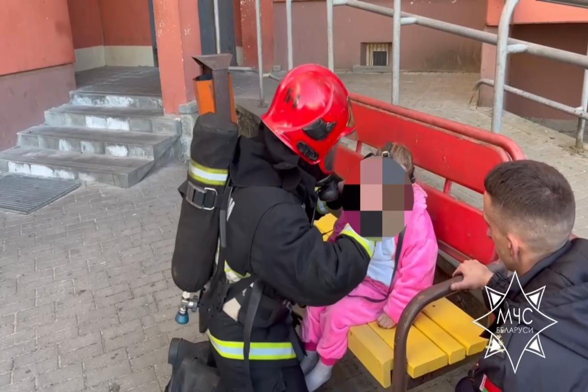 Спасатели эвакуировали людей