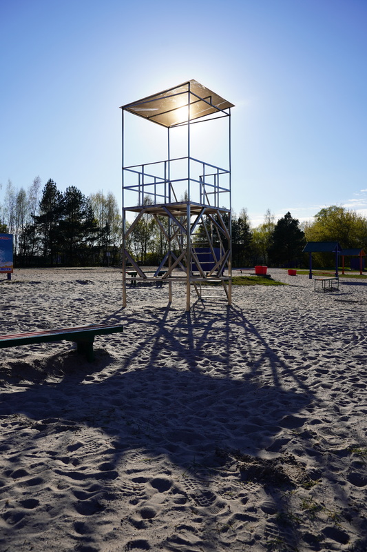 Спасательная вышка на песчаном пляже у озера