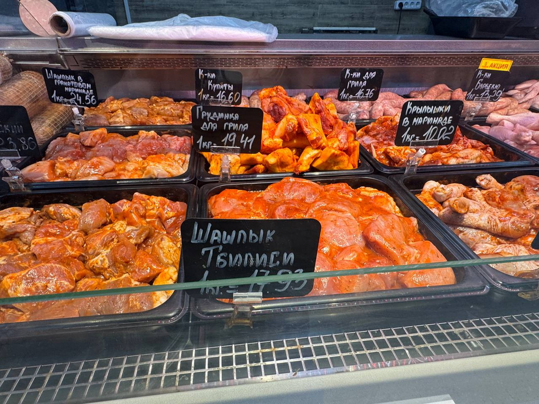 Витрина с маринованным мясом и шашлыком в магазине Слонима с ценниками на продукцию