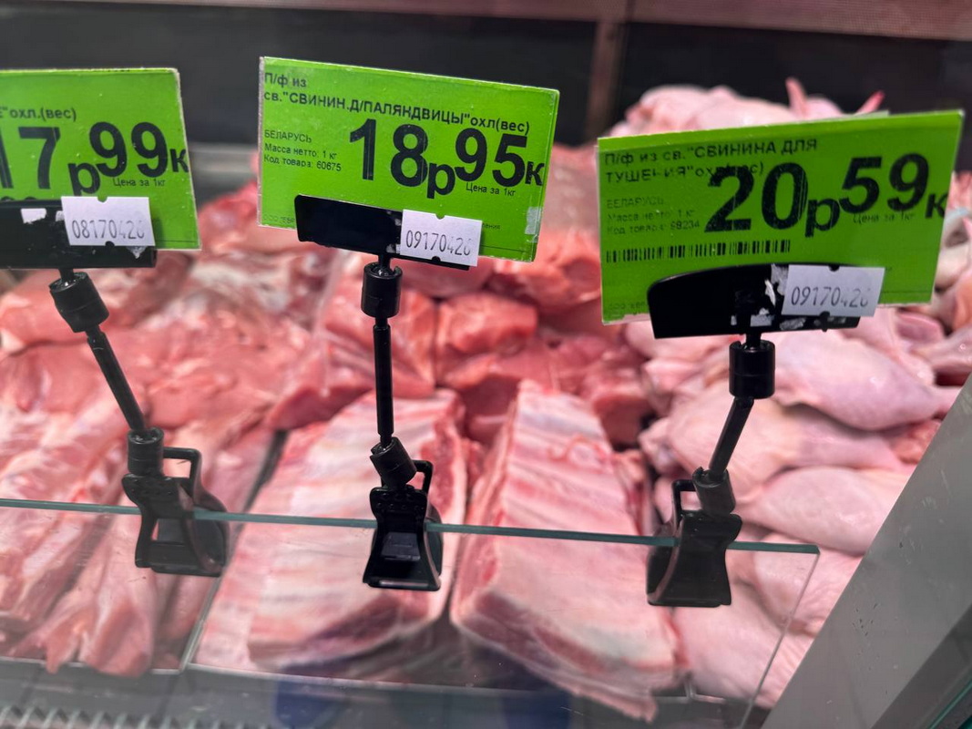 витрина со свининой и ценниками
